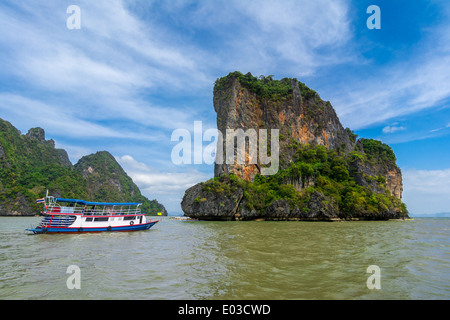 Rock Island à partir de la baie de Phang Nga, Parc National Ao Phang Nga, la Thaïlande. Banque D'Images