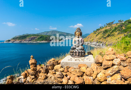 Cap Phromthep vue avec un boudha statue sur le ciel bleu,Phuket Thailande Banque D'Images