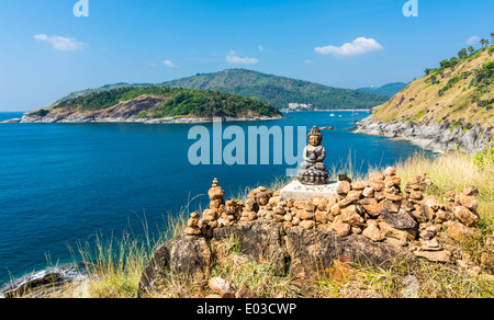 Cap Phromthep vue avec un boudha statue sur le ciel bleu,Phuket Thailande Banque D'Images