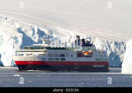 Le navire de croisière Fram au cours d'une Croisière en Antarctique avec glacier antarctique et iceberg. Banque D'Images