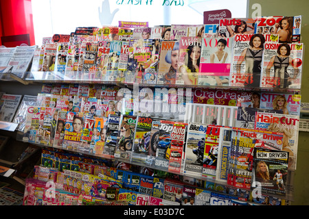 Divers magazines en vente dans une station de remplissage dépanneur en Irlande du Nord Banque D'Images