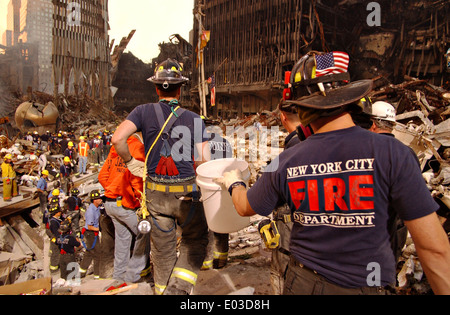 En matière de recherche et de sauvetage Continuer la récupération des victimes parmi les décombres du World Trade Center à la suite d'une attaque terroriste massive qui a détruit les tours jumelles tuant 2 606 personnes, 19 septembre 2001 à New York, NY. Banque D'Images