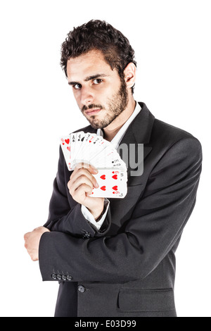 Un élégant jeune businessman holding a des jeux de cartes isolé sur fond blanc Banque D'Images