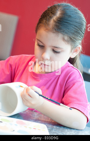 Poterie céramique peinture enfant Banque D'Images