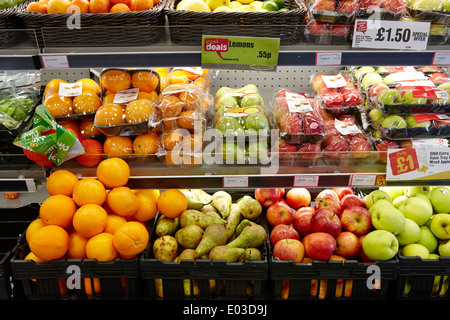 Produits frais et fruits pré-emballés pour la vente au magasin de proximité d'une station de charge en Irlande du Nord Banque D'Images