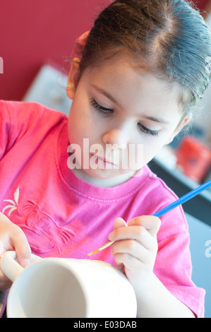 Poterie céramique peinture enfant Banque D'Images