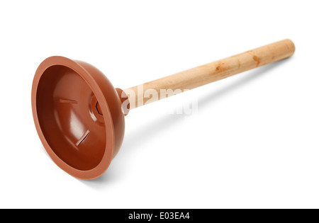 Salle de bains avec piston en caoutchouc rouge tasse et poignée en bois isolé sur fond blanc. Banque D'Images