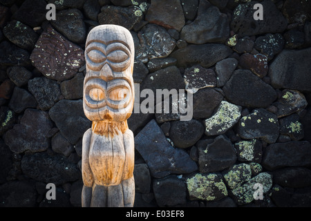 Tiki à Pu'uhonua O Honaunau National Historic Park (Ville de Refuge), côte de Kona, Hawaii USA Banque D'Images