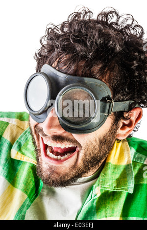 Un gars portant des vêtements décontractés et sur la vieille paire de lunettes sur un fond blanc Banque D'Images