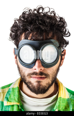 Un gars portant des vêtements décontractés et sur la vieille paire de lunettes sur un fond blanc Banque D'Images