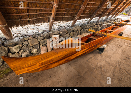 Pirogue à Pu'uhonua O Honaunau National Historic Park (Ville de Refuge), côte de Kona, Hawaii USA Banque D'Images