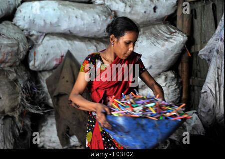 DHAKA, BANGLADESH - 30 avril : en vertu de la législation du travail du Bangladesh, l'âge minimum légal pour travailler est de 14. Mais 90 pour cent des enfants travailleurs travaillent dans de petites usines et ateliers et dans la rue. L'application du droit du travail est pratiquement impossible. Les causes de la pauvreté des familles à envoyer leurs enfants au travail, souvent dans les déchets dangereux et les emplois peu rémunérés. Les enfants sont moins payés que les adultes, avec beaucoup de travailler jusqu'à douze heures par jour. Le travail à temps plein empêche souvent les enfants d'aller à l'école. De longues heures, faible ou pas de salaire, la mauvaise alimentation, l'isolement, et les dangers de l'environnement de travail peut gravement af Banque D'Images