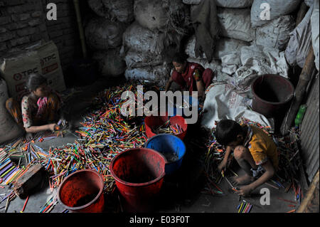 DHAKA, BANGLADESH - 30 avril : en vertu de la législation du travail du Bangladesh, l'âge minimum légal pour travailler est de 14. Mais 90 pour cent des enfants travailleurs travaillent dans de petites usines et ateliers et dans la rue. L'application du droit du travail est pratiquement impossible. Les causes de la pauvreté des familles à envoyer leurs enfants au travail, souvent dans les déchets dangereux et les emplois peu rémunérés. Les enfants sont moins payés que les adultes, avec beaucoup de travailler jusqu'à douze heures par jour. Le travail à temps plein empêche souvent les enfants d'aller à l'école. De longues heures, faible ou pas de salaire, la mauvaise alimentation, l'isolement, et les dangers de l'environnement de travail peut gravement af Banque D'Images