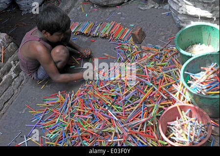 DHAKA, BANGLADESH - 30 avril : en vertu de la législation du travail du Bangladesh, l'âge minimum légal pour travailler est de 14. Mais 90 pour cent des enfants travailleurs travaillent dans de petites usines et ateliers et dans la rue. L'application du droit du travail est pratiquement impossible. Les causes de la pauvreté des familles à envoyer leurs enfants au travail, souvent dans les déchets dangereux et les emplois peu rémunérés. Les enfants sont moins payés que les adultes, avec beaucoup de travailler jusqu'à douze heures par jour. Le travail à temps plein empêche souvent les enfants d'aller à l'école. De longues heures, faible ou pas de salaire, la mauvaise alimentation, l'isolement, et les dangers de l'environnement de travail peut gravement af Banque D'Images