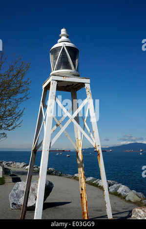 Elsje Point Lighthouse à Vanier Park avec en arrière-plan de English Bay, Vancouver, BC, Canada Banque D'Images