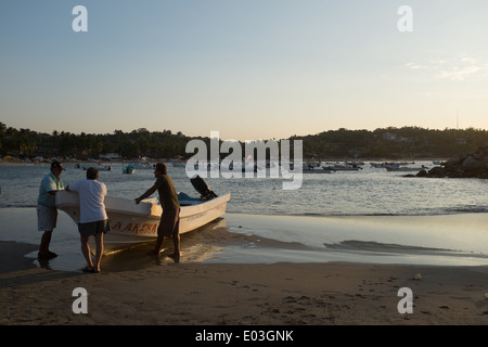 Rassembler les pêcheurs sur la plage tôt le matin à Puerto Escondido, au Mexique. Banque D'Images