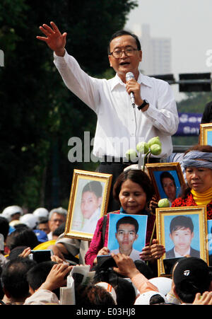 Phnom Penh, Cambodge. 1er mai 2014. Sam Rainsy, président du Parti du sauvetage national du Cambodge, l'adresse de ses partisans à Phnom Penh, Cambodge, 1 mai 2014. Des centaines de travailleurs du textile cambodgien, les représentants syndicaux et militants des partis de l'opposition a célébré la 128e Journée internationale du Travail ici jeudi matin au milieu d'une sécurité rigoureuse, défient l'interdiction du gouvernement sur les rassemblements publics et marcher. Credit : Sovannara/Xinhua/Alamy Live News Banque D'Images