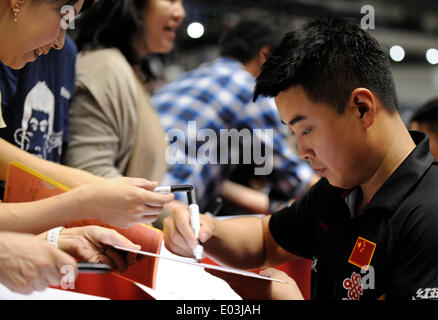 Tokyo, Japon. 1er mai 2014. Wang Hao de la Chine signe son autographe pour ses fans après que la Chine a gagné le match contre la Serbie au monde 2014 Noh Zen Tennis de Table Championnats du monde à Tokyo, Japon, le 1 mai 2014. La Chine a gagné 3-0. © Stringer/Xinhua/Alamy Live News Banque D'Images