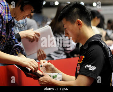 Tokyo, Japon. 1er mai 2014. Ma longue de la Chine signe son autographe pour ses fans après que la Chine a gagné le match contre la Serbie au monde 2014 Noh Zen Tennis de Table Championnats du monde à Tokyo, Japon, le 1 mai 2014. La Chine a gagné 3-0. © Stringer/Xinhua/Alamy Live News Banque D'Images