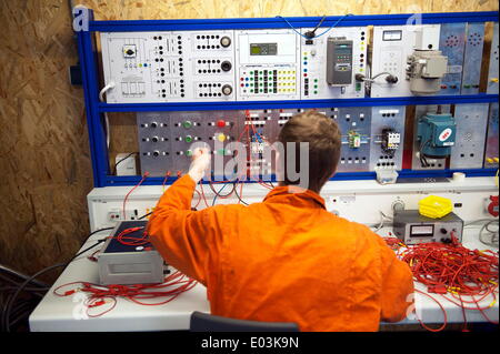 Rotterdam, Pays-Bas. Apr 23, 2014. Un étudiant en génie électrique. Objectif de la coopération entre les deux collèges uniques Albeda et Zadkine est de stimuler l'innovation, de savoir-faire technique dans la zone portuaire de Rotterdam. Un nouveau rapport affirme que les travailleurs qualifiés que les menuisiers, les électriciens et les plombiers sont en très petite quantité. Travailleurs qualifiés au Nord sont également difficiles à trouver. Il s'agit en fait d'un problème mondial. © Hans Van Rhoon/ZUMA/ZUMAPRESS.com/Alamy fil Live News Banque D'Images