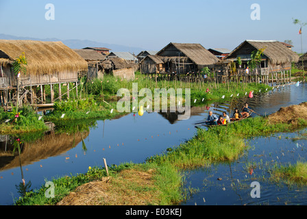 La vie dans un village de l'eau sur le lac Inle. Banque D'Images