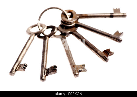 Un groupe de vieux et Rusty porte clefs sur un anneau isolated on white Banque D'Images