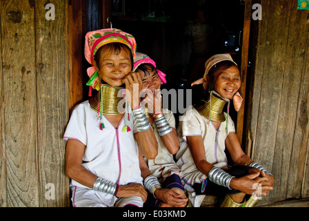 Trois femmes Padaung rire. Banque D'Images