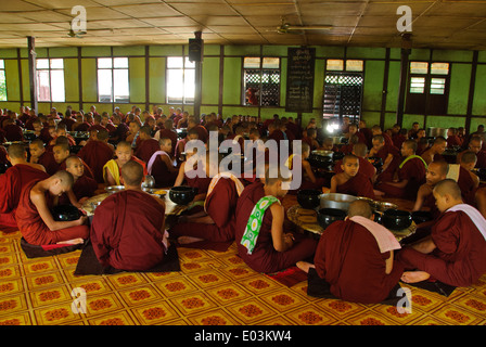 Novices bouddhistes rassemblement avant midi, prêt à être servi. Banque D'Images