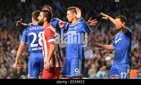 Londres, Royaume-Uni. Apr 30, 2014. Avant de Chelsea Fernando Torres célèbre marquer un but lors de la demi-finale de la Ligue des Champions entre Chelsea match de l'Angleterre et de l'Athletico Madrid Espagne joué à Stamford Bridge, le 30 avril 2014 à Londres, en Angleterre. Credit : Mitchell Gunn/ESPA/Alamy Live News Banque D'Images