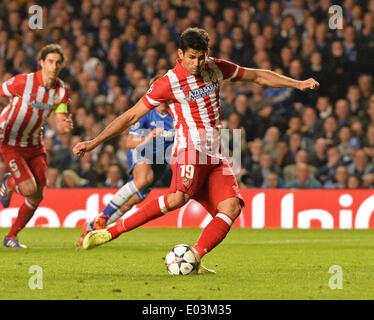 Londres, Royaume-Uni. Apr 30, 2014. L'avant de l'Athletico Madrid Diego Costa marque un but à partir d'un mort au cours de la demi-finale de la Ligue des Champions entre Chelsea match de l'Angleterre et de l'Athletico Madrid Espagne joué à Stamford Bridge, le 30 avril 2014 à Londres, en Angleterre. Credit : Mitchell Gunn/ESPA/Alamy Live News Banque D'Images