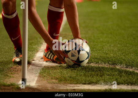 Londres, Royaume-Uni. Apr 30, 2014. En plaçant le ballon pour un coup de pied de coin au cours de la demi-finale de la Ligue des Champions entre Chelsea match de l'Angleterre et de l'Athletico Madrid Espagne joué à Stamford Bridge, le 30 avril 2014 à Londres, en Angleterre. Credit : Mitchell Gunn/ESPA/Alamy Live News Banque D'Images