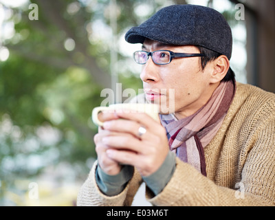 Man in coffee shop Banque D'Images