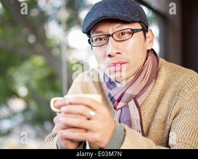 Man in coffee shop Banque D'Images