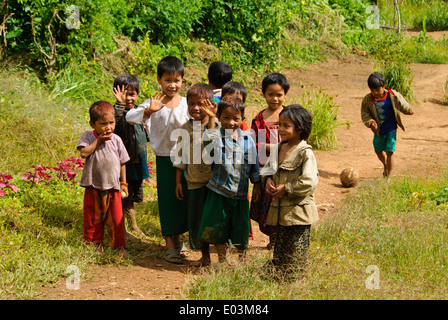 Chin enfants dans Ma Village Kyauk Ah, Mt. Victoria, Myanmar Banque D'Images