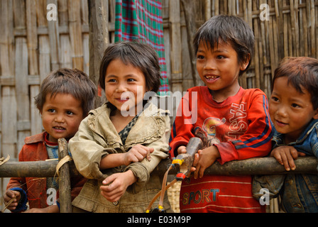 Chin enfants dans Ma Village Kyauk Ah, le mont Victoria, au Myanmar Banque D'Images