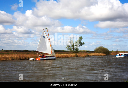 Un yacht sur les Norfolk Broads louvoyer contre un vent contraire fort près de Horning, Norfolk, Angleterre, Royaume-Uni. Banque D'Images