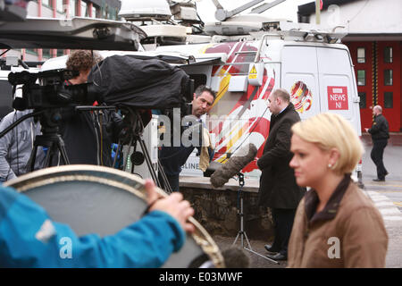 D'Antrim, en Irlande du Nord, Royaume-Uni. 1er mai 2014. Les membres de la presse se réunissent à l'extérieur (PSNI Police Service of Northern Ireland Antrim) Banque D'Images