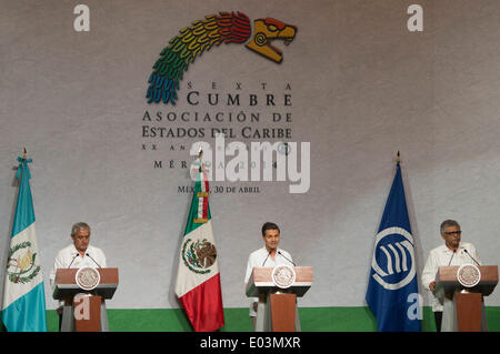 Merida, Mexique. Apr 30, 2014. Le Président mexicain Enrique Pena Nieto (C) Le président du Guatemala, Otto Perez Molina (L) et Secrétaire général de l'Association des Etats de la Caraïbe (AEC) Alfonso Munera (R) participer à une conférence de presse du sixième sommet de l'AEC à Merida, Yucatan, Mexique, le 30 avril 2014. © Rong Hao/Xinhua/Alamy Live News Banque D'Images