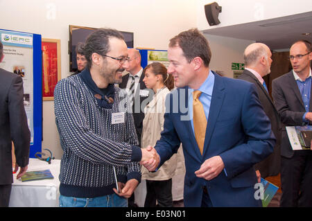 Cork, Irlande. 01 mai, 2014. Sean Sherlock Ministre irlandais pour la recherche et l'innovation des pourparlers avec Oscar délégué Manzano de l'Université de Cork, à l'ouverture de la 3ème conférence annuelle de IERC dans la ville de Cork en Irlande. Crédit : Richard Wayman/Alamy Live News Banque D'Images