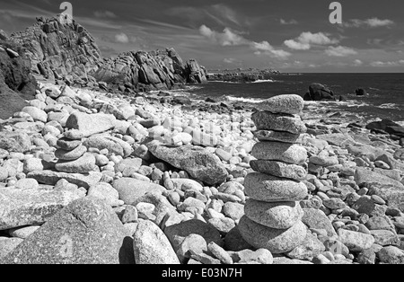 Tas de pierres sur la plage à St Agnes, Penzance, Cornwall, Scillies en avril - en monochrome, noir et blanc Banque D'Images