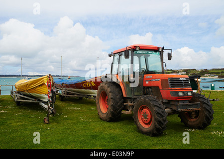 Le tracteur tirant concert à Hugh Town, St Marys, Penzance, Cornwall, Scillies en Avril Banque D'Images