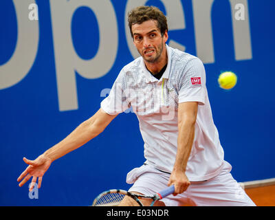 Munich, Allemagne. 01 mai, 2014. L'Espagne Albert Ramos renvoie la balle pendant la série de seize match contre l'Italie à l'ATP Tour Seppi à Munich, Allemagne, 01 mai 2014. Photo : MARC MUELLER/dpa/Alamy Live News Banque D'Images