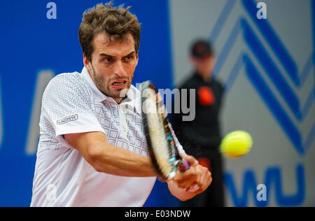 Munich, Allemagne. 01 mai, 2014. L'Espagne Albert Ramos renvoie la balle pendant la série de seize match contre l'Italie à l'ATP Tour Seppi à Munich, Allemagne, 01 mai 2014. Photo : MARC MUELLER/dpa/Alamy Live News Banque D'Images