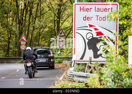 Road sign met en garde d'un motard moteur dangereux, route de campagne sinueuse, où de nombreux accidents mortels se sont produits. Banque D'Images