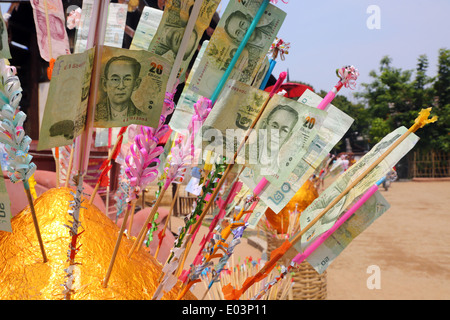 Don de l'argent offrant au Wat Phan Tao temple à Chiang Mai, Thaïlande Banque D'Images