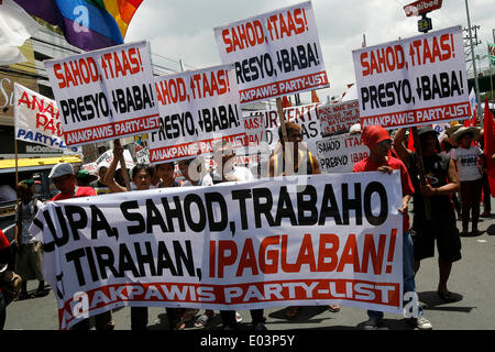 Manille, Philippines. 1er mai 2014. Maintenez les militants des pancartes appelant à des salaires plus élevés et de prix plus bas sur les produits de base au cours de la manifestation de la Fête du travail à Manille, Philippines, le 1 mai 2014. Credit : Rouelle Umali/Xinhua/Alamy Live News Banque D'Images