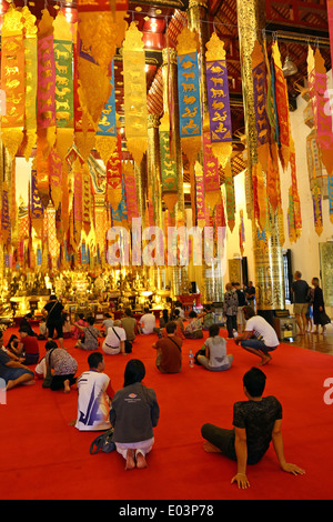 Bannières et Nouvel An à l'intérieur de la statue de Bouddha en or Wat Chedi Luang Temple pendant Songkran à Chiang Mai, Thaïlande Banque D'Images