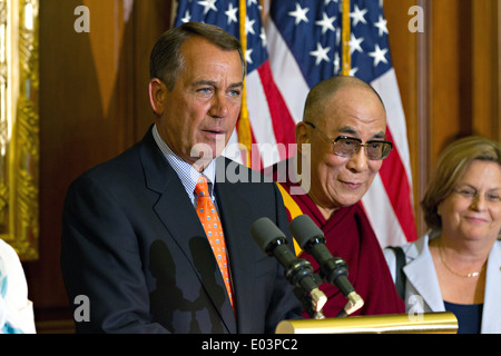 Le président américain de la Chambre John Boehner se félicite du Dalaï Lama lors d'une conférence de presse dans la salle du Capitole Rayburn 7 juillet 2011 à Washington, DC. Banque D'Images