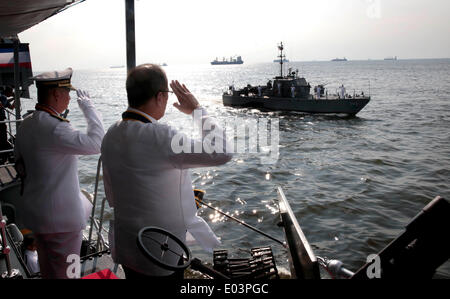 La ville de Cavite, Philippines. Apr 30, 2014. Le président Benigno S. Aquino III, à bord de la BRP Emilio Jacinto, mène la revue de la flotte sur la route de la marine philippine (PN) Changement de commandement et retraite de Vice-amiral Jose Luis Alain au Capt Salvo Pier à Sangley Point, Cavite City le mercredi (30 avril 2014). Credit : PACIFIC PRESS/Alamy Live News Banque D'Images