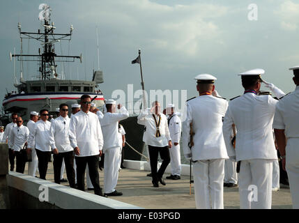 La ville de Cavite, Philippines. Apr 30, 2014. Le président Benigno S. Aquino la ligne des troupes à l'arrivée pour les PN Changement de commandement et à la cérémonie de la retraite Le Capitaine Salvo Pier à Sangley Point, Cavite City le mercredi (30 avril 2014). Le commandant en chef nomme le Contre-amiral Jésus Millan comme le 34e commandant du pavillon (FOIC) après son prédécesseur Alain prend sa retraite du service militaire. Credit : PACIFIC PRESS/Alamy Live News Banque D'Images